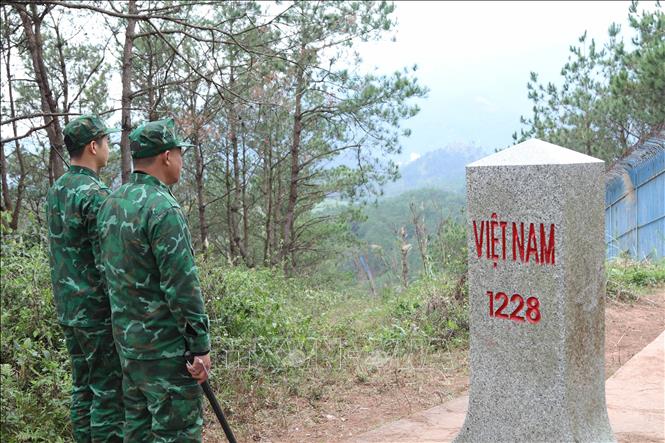 Cán bộ, chiến sỹ Đồn Biên phòng Cửa khẩu Chi Ma (Lạng Sơn) trực chốt thường xuyên tại khu vực mốc 1228. Ảnh: Quang Duy – TTXVN
