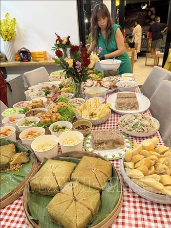 Những món ăn không thể thiếu trong mâm cơm ngày Tết. Ảnh: Đỗ Quyên – PV TTXVN tại Indonesia