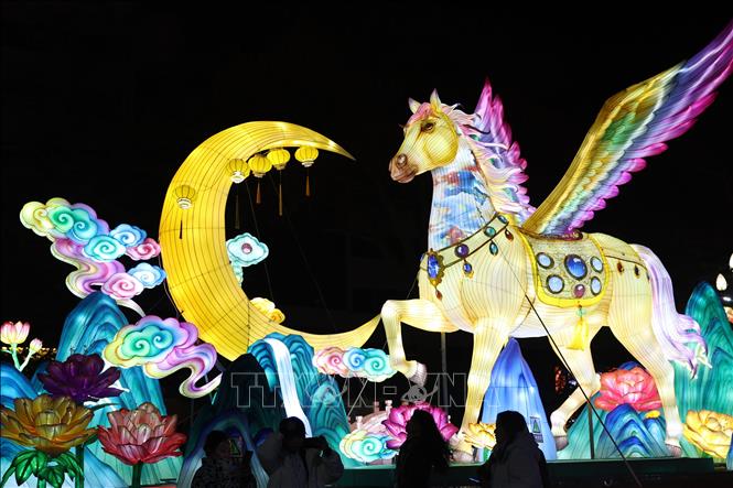 Lễ hội đèn lồng mừng Năm mới Bính Ngọ ở Lan Châu, tỉnh Cam Túc, Trung Quốc ngày 14/2/2026. Ảnh: THX/TTXVN