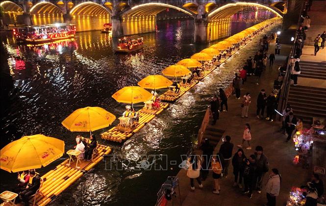 Du khách đi thuyền ở huyện Huyền Ân, tỉnh Hồ Bắc, Trung Quốc ngày 14/2/2026. Ảnh: THX/TTXVN