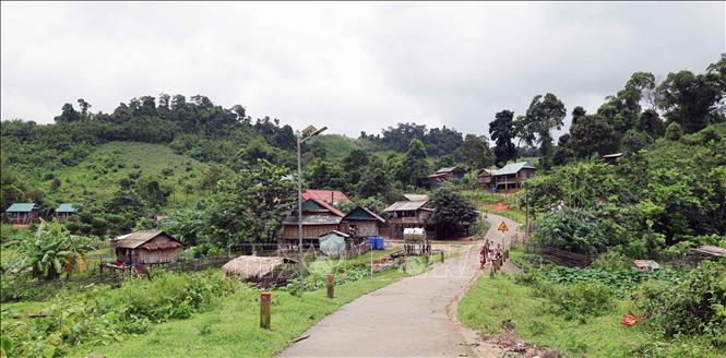 Khung cảnh bản làng của đồng bào thiểu số ở bản AKy, xã Thượng Trạch (tỉnh Quảng Trị), nơi người dân sống trong vùng đệm Vườn quốc gia Phong Nha - Kẻ Bàng. Ảnh: Kha Phạm - TTXVN