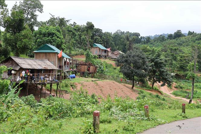 Khung cảnh bản làng của đồng bào thiểu số ở bản AKy, xã Thượng Trạch (tỉnh Quảng Trị), nơi người dân sống trong vùng đệm Vườn quốc gia Phong Nha - Kẻ Bàng. Ảnh: Kha Phạm - TTXVN