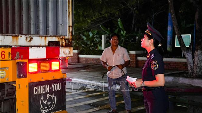 Nữ công chức Hải quan Cửa khẩu quốc tế Mộc bài thực hiện nhiệm vụ kiểm tra, giám sát hàng hóa xuyên suốt dịp Tết, không để xảy ra ùn ứ hàng hóa tại cửa khẩu. Ảnh: Minh Phú – TTXVN