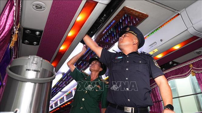 Lực lượng Hải quan – Biên phòng tại Cửa khẩu quốc tế Mộc Bài kiểm tra khoang hành lý trên xe khách xuất nhập cảnh, ngăn chặn nguy cơ vận chuyển hàng cấm trong dịp Tết. Ảnh: Minh Phú – TTXVN