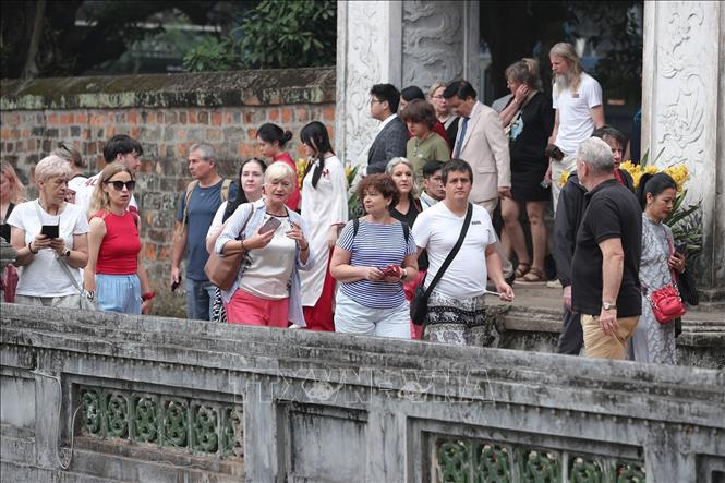 Đông đảo du khách quốc tế tham quan Văn Miếu – Quốc Tử Giám sáng mùng 1 Tết Bính Ngọ. Ảnh: Minh Đức – TTXVN