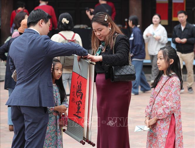 Người dân thủ đô xin chữ đầu năm tại Văn Miếu - Quốc Tử Giám (Hà Nội) là nét văn hóa truyền thống đặc sắc để cầu may mắn, trí tuệ và bình an. Ảnh: Minh Đức - TTXVN