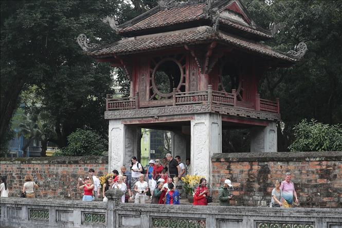 Đông đảo du khách quốc tế tham quan Văn Miếu – Quốc Tử Giám sáng mùng 1 Tết Bính Ngọ. Ảnh: Minh Đức – TTXVN