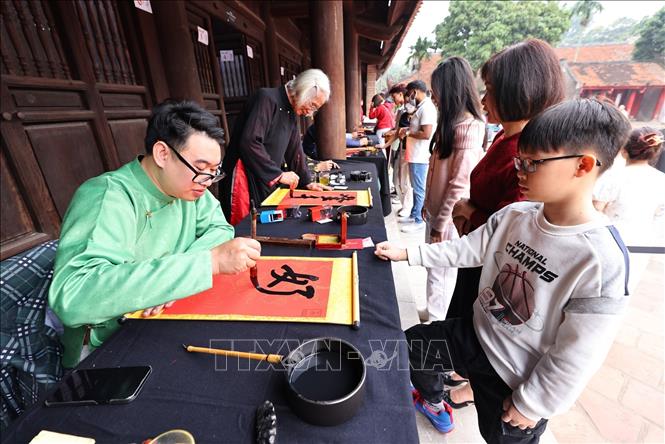 Người dân thủ đô xin chữ đầu năm tại Văn Miếu - Quốc Tử Giám (Hà Nội) là nét văn hóa truyền thống đặc sắc để cầu may mắn, trí tuệ và bình an. Ảnh: Minh Đức - TTXVN