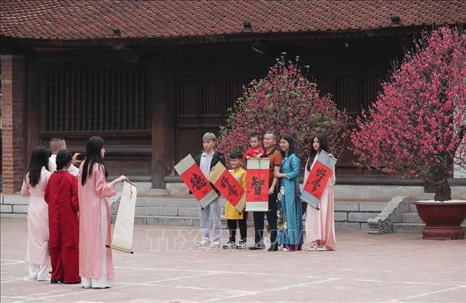 Người dân thủ đô xin chữ đầu năm tại Văn Miếu - Quốc Tử Giám (Hà Nội) là nét văn hóa truyền thống đặc sắc để cầu may mắn, trí tuệ và bình an. Ảnh: Minh Đức - TTXVN