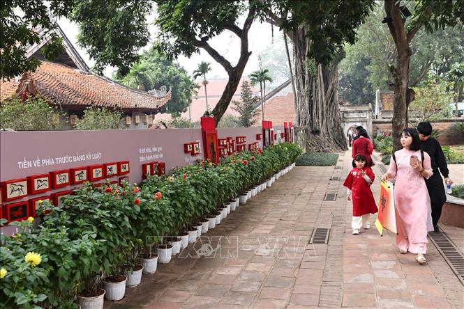 Đông đảo người dân thủ đô tham quan Văn Miếu – Quốc Tử Giám sáng mùng 1 Tết Bính Ngọ. Ảnh: Minh Đức – TTXVN