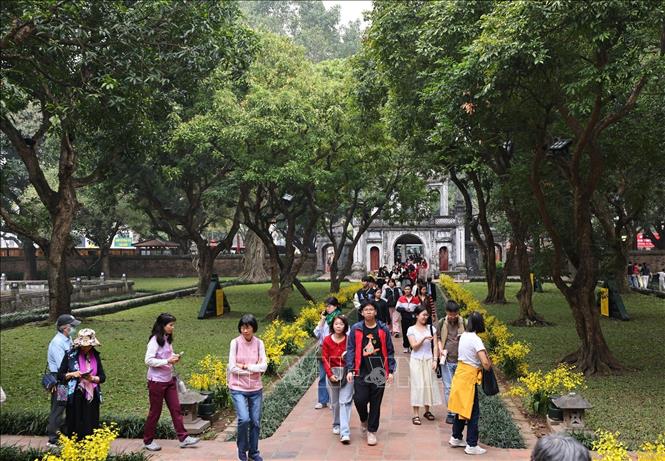 Đông đảo người dân thủ đô tham quan Văn Miếu – Quốc Tử Giám sáng mùng 1 Tết Bính Ngọ. Ảnh: Minh Đức – TTXVN