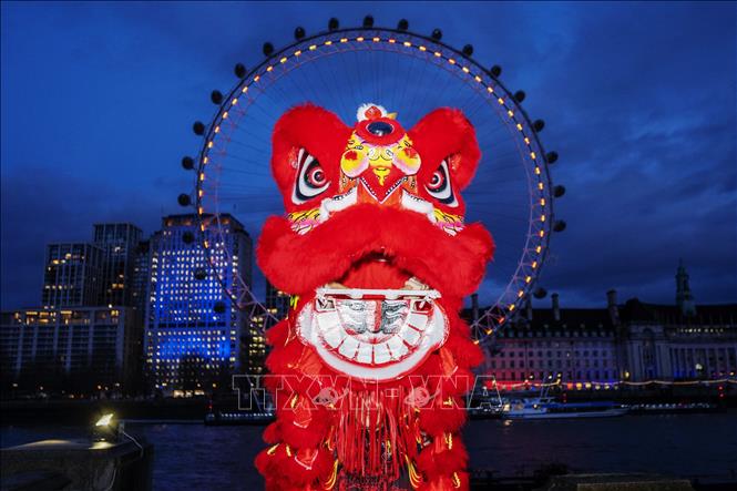 Biểu diễn múa Lân truyền thống mừng Tết cổ truyền Bính Ngọ 2026 tại London, Anh ngày 17/2/2026. Ảnh: THX/TTXVN