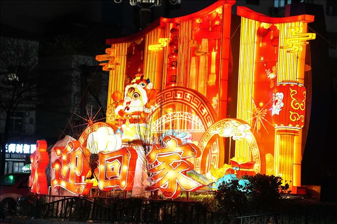 Trang hoàng đèn lồng đón Năm mới Bính Ngọ 2026 tại thành phố Lan Châu, tỉnh Cam Túc, Trung Quốc. Ảnh: THX/TTXVN