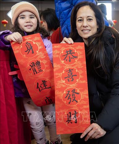 Người dân xin chữ thư pháp trong dịp Tết cổ truyền Bính Ngọ 2026 của người châu Á tại Toronto, Canada ngày 15/2/2026. Ảnh: THX/TTXVN