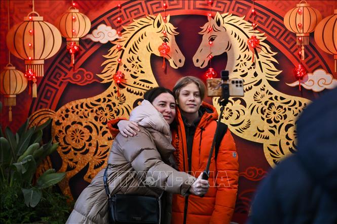 Du khách chụp ảnh lưu niệm trong không gian trang hoàng dịp Tết cổ truyền Bính Ngọ 2026 của người châu Á tại Moscow, Nga ngày 7/2/2026. Ảnh: THX/TTXVN