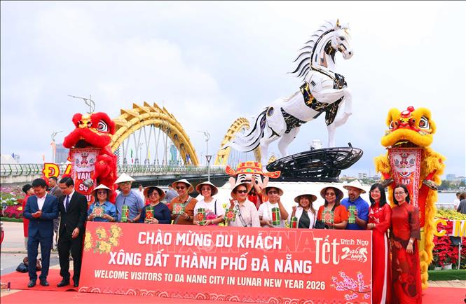 Các du khách được tặng quà và trải nghiệm các hoạt động văn hóa tại chương trình khai xuân chào đón du khách xông đất. Ảnh: Trần Lê Lâm - TTXVN 