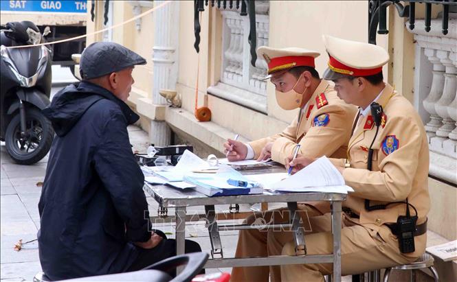 Một trường hợp vi phạm nồng độ cồn trong sáng mùng 1 Tết bị lực lượng CSGT phát hiện, lập biên bản xử lý và tạm giữ phương tiện theo quy định. Ảnh: Phạm Kiên - TTXVN