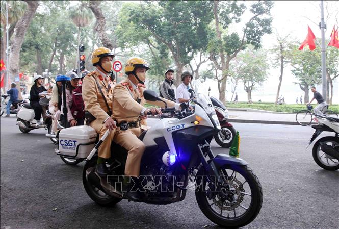 Song song với hoạt động kiểm soát nồng độ cồn, lực lượng Cảnh sát giao thông duy trì các tổ tuần tra kiểm soát, xử lý nghiêm các vi phạm là nguyên nhân dẫn đến ùn tắc, tai nạn giao thông. Ảnh: Phạm Kiên - TTXVN