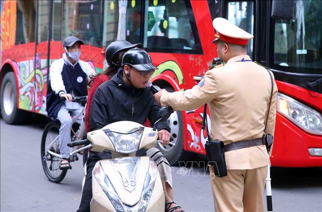 Việc kiểm tra, xử lý vi phạm nồng độ cồn trong ngày đầu năm mới đã được lực lượng CSGT duy trì nhiều năm qua. Tuy nhiên, đây là lần đầu tiên hoạt động này được triển khai đồng loạt trên toàn quốc cùng một thời điểm. Ảnh: Phạm Kiên - TTXVN