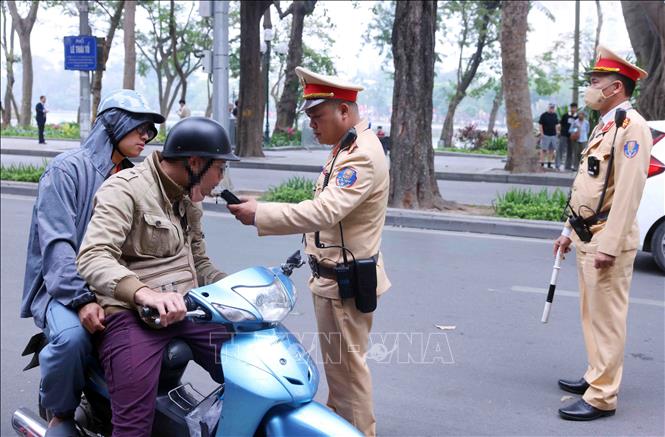 Trong sáng mùng 1 Tết, Đội Cảnh sát giao thông số 1, Công an Hà Nội đã bố trí nhiều tổ công tác trên các tuyến phụ trách, tập trung xử lý vi phạm nồng độ cồn với người điều khiển ô tô, xe máy và xe đạp. Ảnh: Phạm Kiên - TTXVN