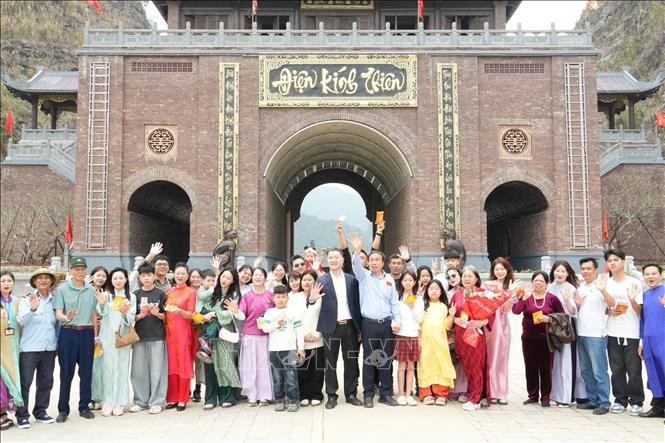 Điểm du lịch Thung Ui đón đông đảo du khách trong ngày đầu năm mới. Ảnh: Đức Phương - TTXVN