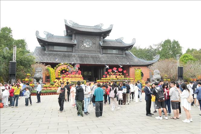 Khu du lịch tâm linh chùa Bái Đính đón đông đảo du khách trong ngày đầu năm mới. Ảnh: Đức Phương - TTXVN