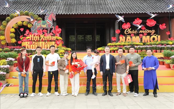 Khu du lịch tâm linh núi chùa Bái Đính đón những du khách đầu tiên trong năm mới. Ảnh: Đức Phương - TTXVN