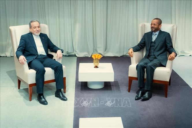 Ngoại trưởng Oman Sayyid Badr bin Hamad bin Hamood Albusaidi (phải) và người đồng cấp Iran Seyed Abbas Araghchi trong cuộc gặp tại Geneva (Thụy Sĩ), ngày 16/2/2026. Ảnh: THX/TTXVN