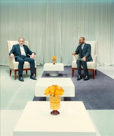 Ngoại trưởng Oman Sayyid Badr bin Hamad bin Hamood Albusaidi (phải) và người đồng cấp Iran Seyed Abbas Araghchi trong cuộc gặp tại Geneva (Thụy Sĩ), ngày 16/2/2026. Ảnh: THX/TTXVN