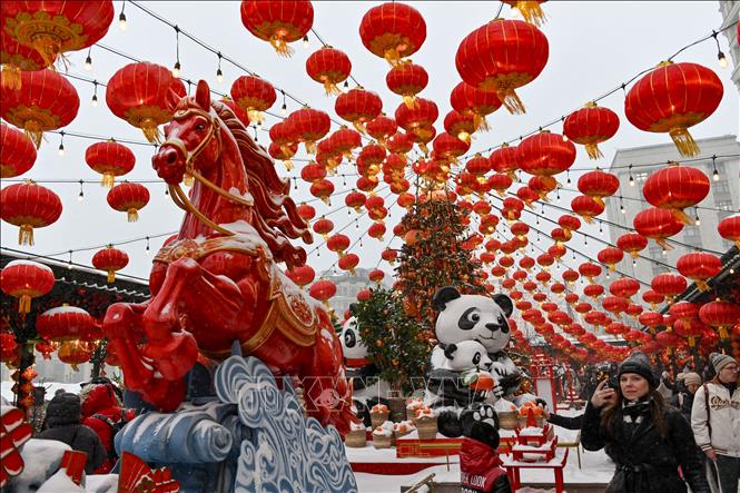 Trang hoàng đón Tết Nguyên đán Bính Ngọ của cộng đồng người châu Á tại Moscow, Nga ngày 17/2/2026. Ảnh: THX/TTXVN