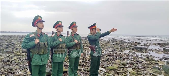 Cán bộ, chiến sĩ Tiểu đoàn Phòng thủ đảo Bạch Long Vĩ canh giữ biển trời cho đất nước vào xuân. Ảnh: TTXVN phát.