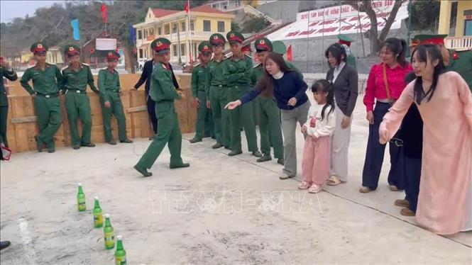 Tết của người lính đảo có nét mộc mạc, bình dị nhưng đầy ý nghĩa, ấm áp tình quân dân. Ảnh: TTXVN phát.