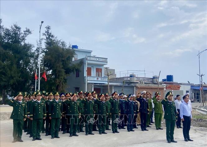 Cán bộ, chiến sĩ Tiểu đoàn Phòng thủ đảo Bạch Long Vĩ cùng quân, dân đặc khu Bạch Long Vĩ trang nghiêm dự Lễ chào cờ chủ quyền vào mùng 1 Tết Nguyên đán Bính Ngọ. Ảnh: TTXVN phát.