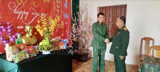 Tết của người lính đảo có nét mộc mạc, bình dị nhưng cũng đầy thiêng liêng. Ảnh: TTXVN phát.