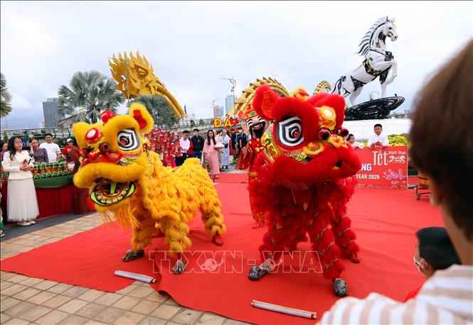Biểu diễn nghệ thuật múa lân tạo không khí vui tươi phấn khởi cho người dân, du khách ngày đầu năm mới. Ảnh: Trần Lê Lâm - TTXVN 