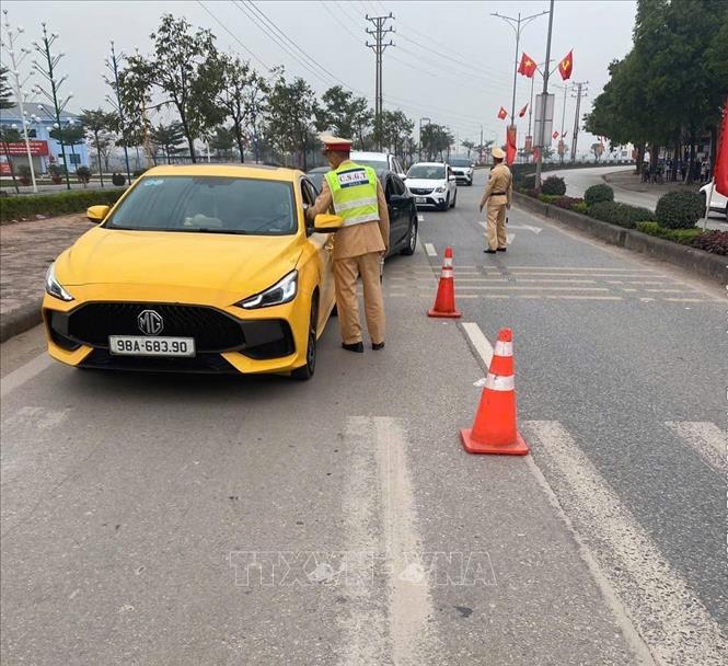Đội 5, Phòng Cảnh sát giao thông, Công an thành phố Hải Phòng lập chốt kiểm tra nồng độ cồn ở phường Chu Văn An. Ảnh: TTXVN phát