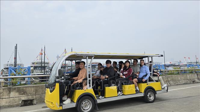 Du khách di chuyển từ cảng lên tàu tham quan Vịnh. Ảnh: Thanh Vân-TTXVN 