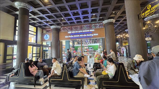 Du khách làm thủ tục tại Cảng tàu khách quốc tế Hạ Long. Ảnh: Thanh Vân-TTXVN 