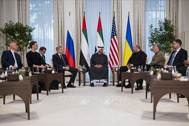 Tổng thống Các tiểu vương quốc Arập Thống nhất (UAE) Sheikh Mohamed bin Zayed al-Nahyan (giữa) trong cuộc gặp đại diện phái đoàn Mỹ, Nga và Ukraine tham dự cuộc đàm phán ba bên, tại Abu Dhabi, ngày 23/1/2026. Ảnh: Reuters/TTXVN