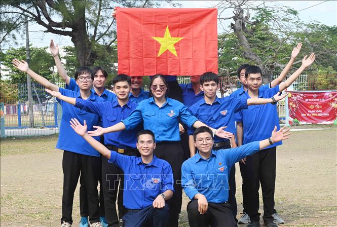 Các đoàn viên Đoàn Thanh niên Cộng sản Hồ Chí Minh tại Cuba giương cao lá cờ Tổ quốc. Ảnh: Việt Hùng-P/v TTXVN tại Cuba