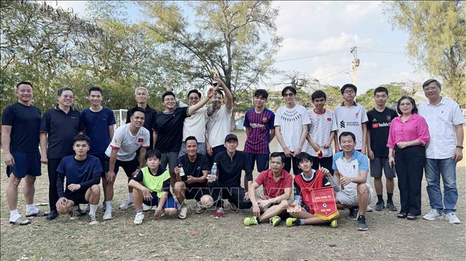 Đại sứ Lê Quang Long và phu nhân Nguyễn Thị Ngọc Thư chụp ảnh cùng các cầu thủ thi đấu.
Ảnh: Việt Hùng-P/v TTXVN tại Cuba
