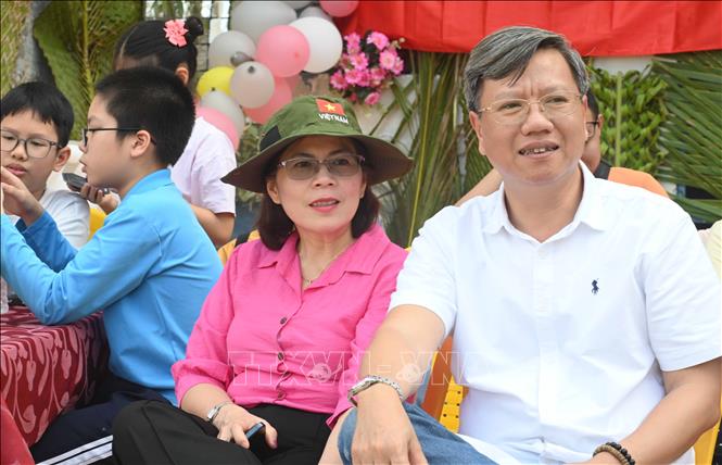 Đại sứ Lê Quang Long và phu nhân Nguyễn Thị Ngọc Thư tại Hội thao. Ảnh: Việt Hùng-P/v TTXVN tại Cuba