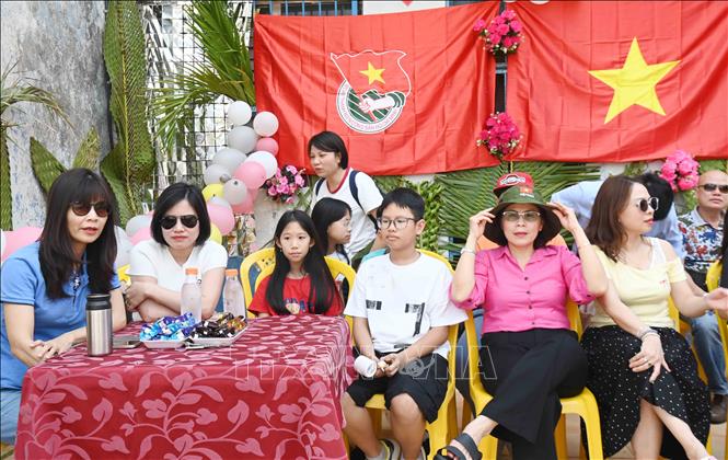 Các khán giả dõi theo trận đấu. Ảnh: Việt Hùng-P/v TTXVN tại Cuba