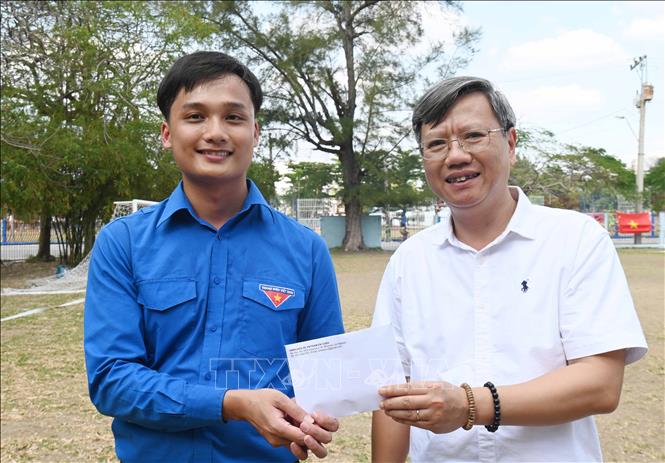 Đại sứ Lê Quang Long trao quà của Đại sứ quán Việt Nam cho Bí thư Ban cán sự Đoàn Đoàn Thanh niên Cộng sản Hồ Chí Minh tại Cuba, Bùi Tuấn Minh. Ảnh: Việt Hùng-P/v TTXVN tại Cuba