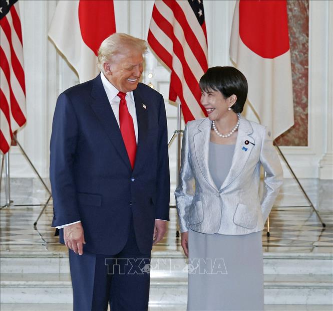 (Tư liệu) Thủ tướng Nhật Bản Sanae Takaichi (phải) và Tổng thống Mỹ Donald Trump tại cuộc gặp ở Tokyo ngày 28/10/2025. Ảnh: Kyodo/TTXVN