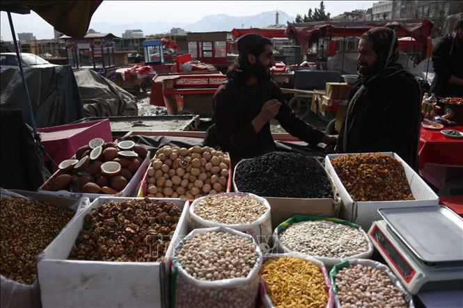 Người dân mua sắm để chuẩn bị cho tháng Ramadan tại Kabul, Afghanistan. Ảnh: THX/TTXVN