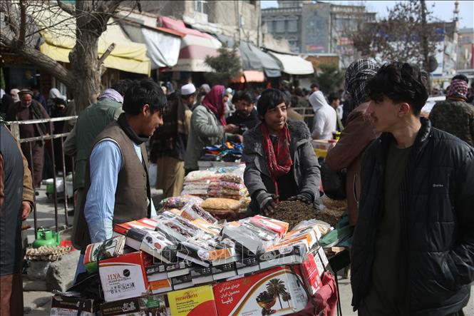 Người dân mua sắm để chuẩn bị cho tháng Ramadan tại Kabul, Afghanistan. Ảnh: THX/TTXVN