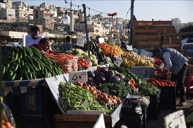 Người dân mua sắm để chuẩn bị cho tháng Ramadan tại Tripoli, Liban. Ảnh: THX/TTXVN