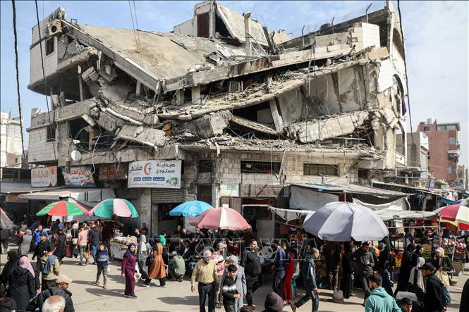 Người dân mua sắm để chuẩn bị cho tháng Ramadan tại Gaza. Ảnh: THX/TTXVN