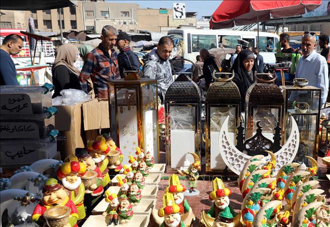 Người dân mua sắm để chuẩn bị cho tháng Ramadan tại Baghdad, Iraq. Ảnh: THX/TTXVN